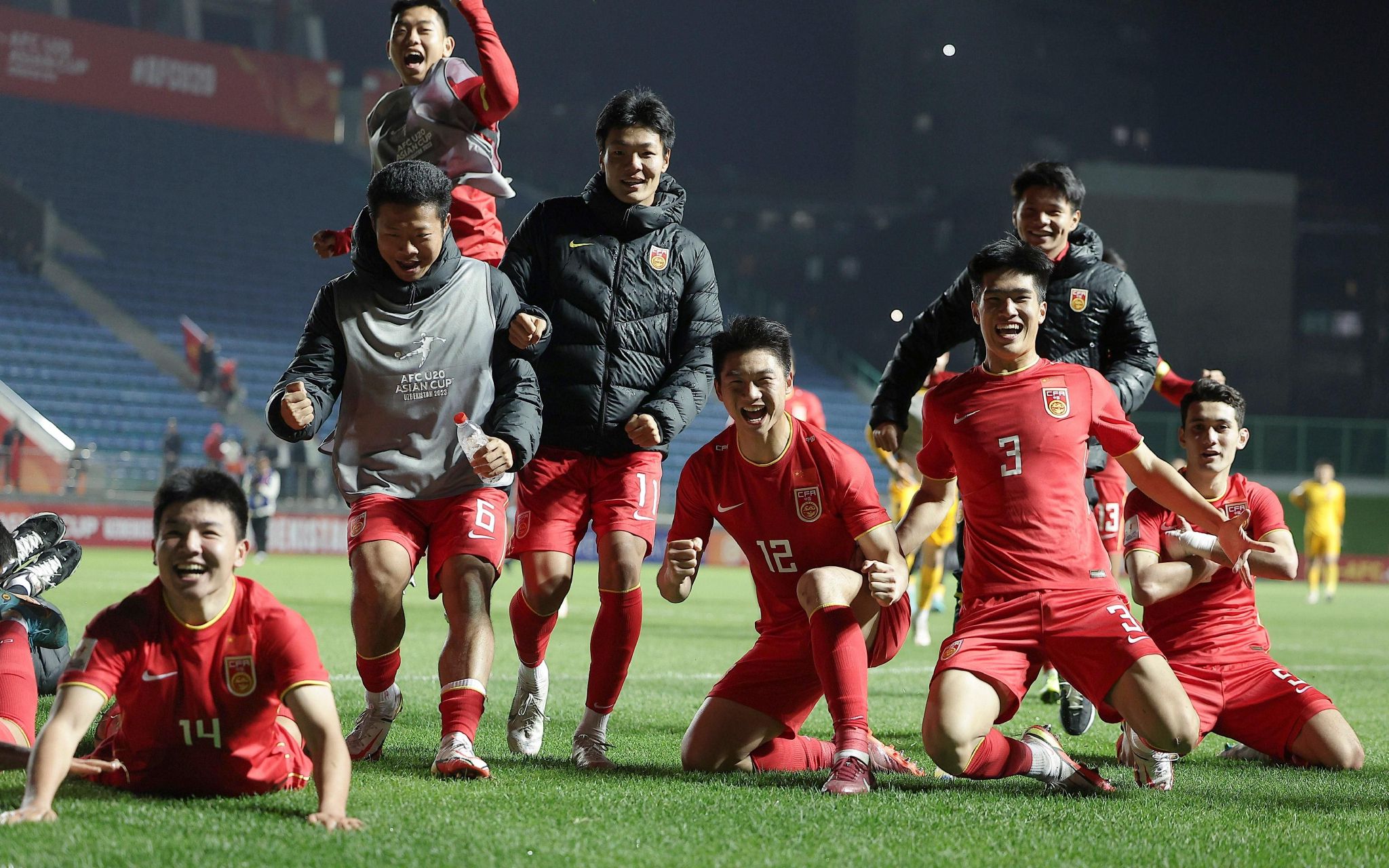 今日焦点战预告14:00 澳超 麦克阿瑟FC VS 惠灵顿凤凰 近期状态火热的两队可否在本轮联赛收官战中贡献出一场精彩对决？03:45 意甲 亚特兰大 VS 萨勒尼塔纳 双线作战、饱受伤病困扰的亚特兰大在主场全取3分延续胜势？04:00 西甲 赫罗纳 VS 阿拉维斯 本赛季西甲最大黑马赫罗纳借助主场之利反超皇马重新登顶？事件赛季报销+无缘欧洲杯！